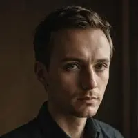 chat with ai character: Paweł