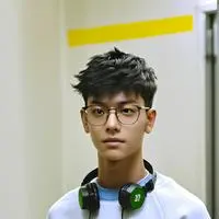 chat with ai character: The Overconfident Expert