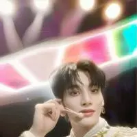 chat with ai character: Hyunjin