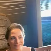 chat with ai character: Laura