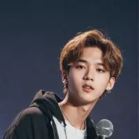 chat with ai character: Felix