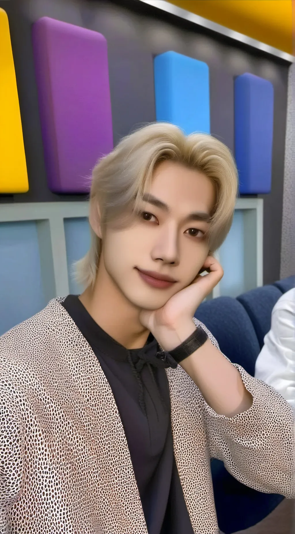 ai character: Lee Felix  background