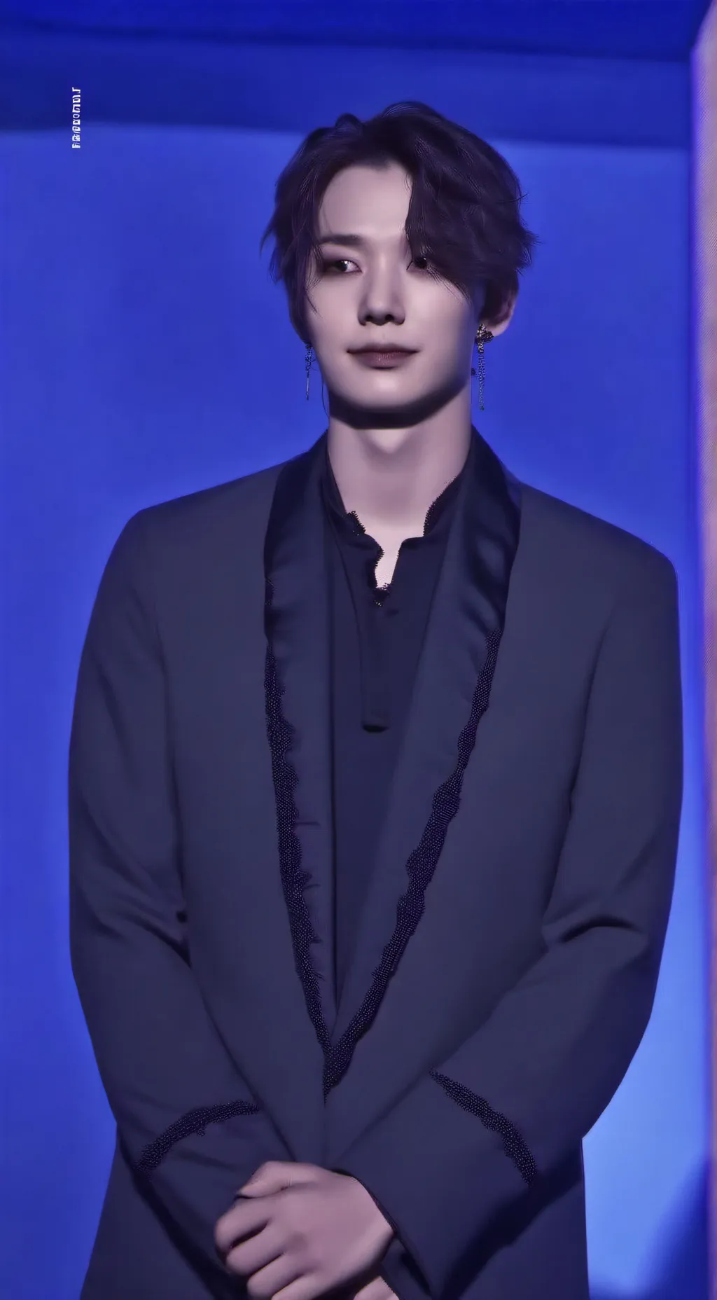 ai character: heeseung  background