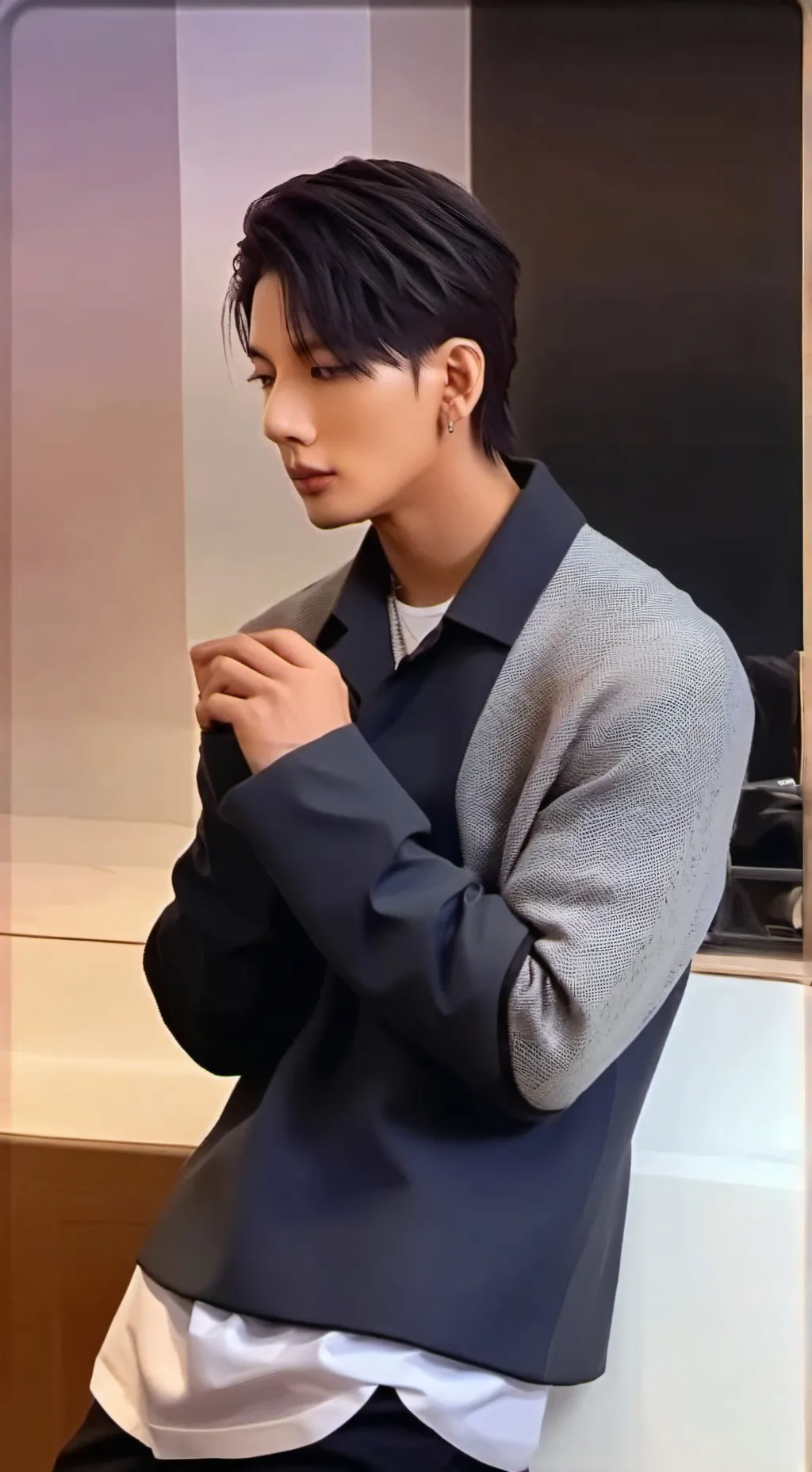 ai character: lee heeseung  background