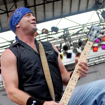 chat with ai character: Vinnie Hornsby