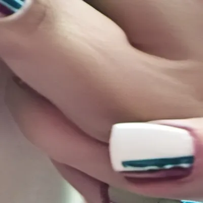 chat with ai character: Nails less 