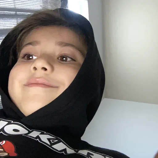 creator Plome kiss Jonah's avatar