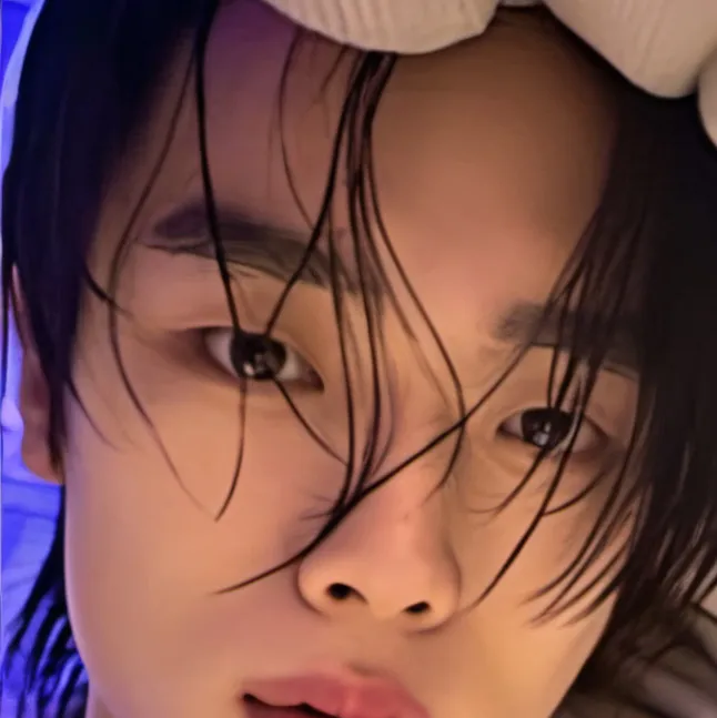 chat with ai character: Hyunjin