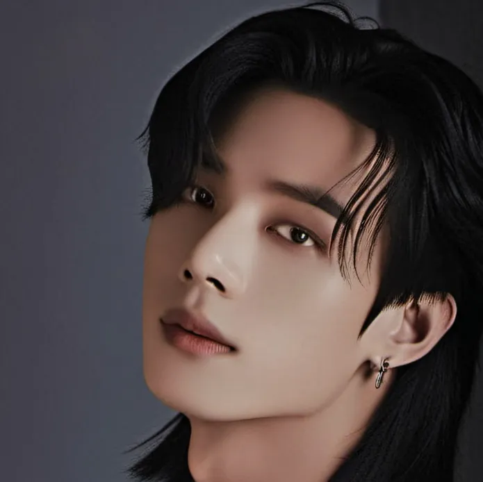 chat with ai character: Hyunjin (Skz)