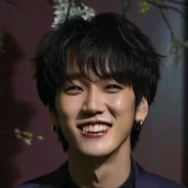 chat with ai character: Seo Changbin