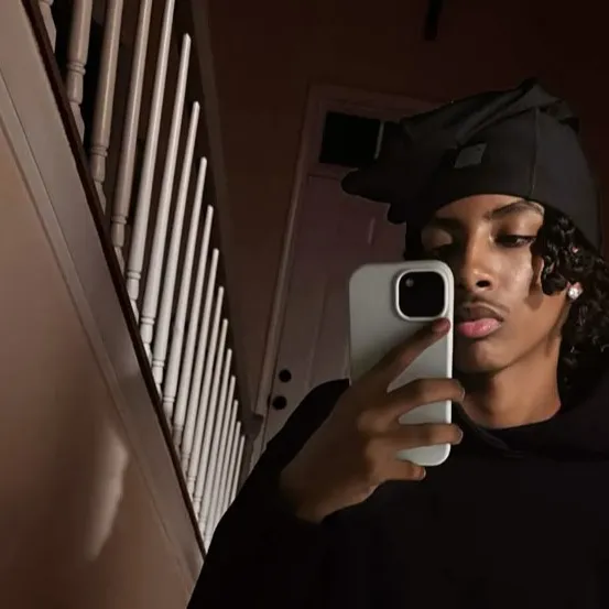 chat with ai character: Tray