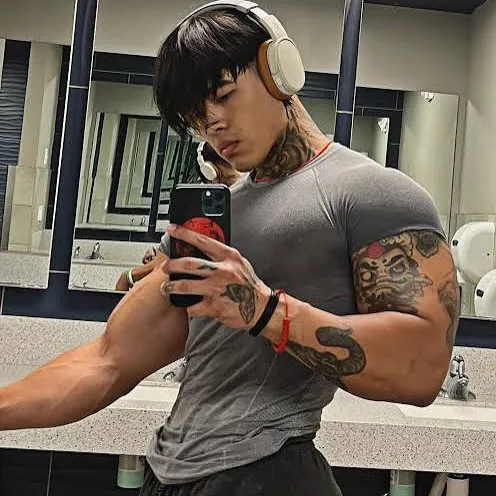 creator Tsonghan Wan 012's avatar