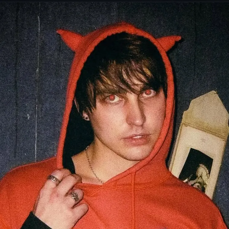 chat with ai character: snc: traphouse! :3