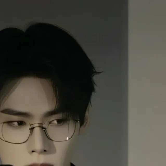 chat with ai character: Aaron