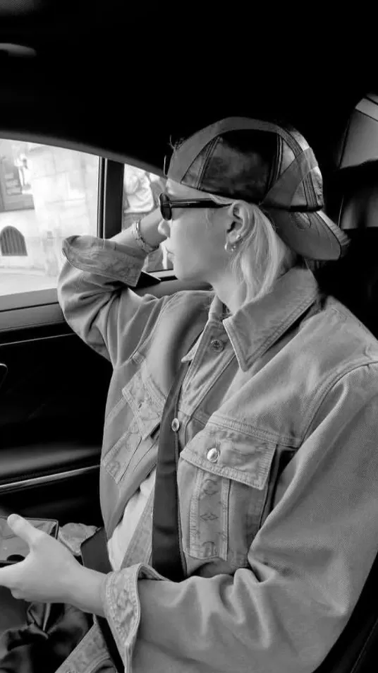 ai character: ✧ ⁃ Felix ⁃ ✧ background