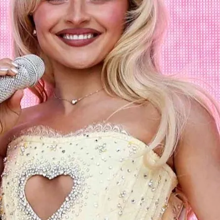 chat with ai character: Sabrina Carpenter