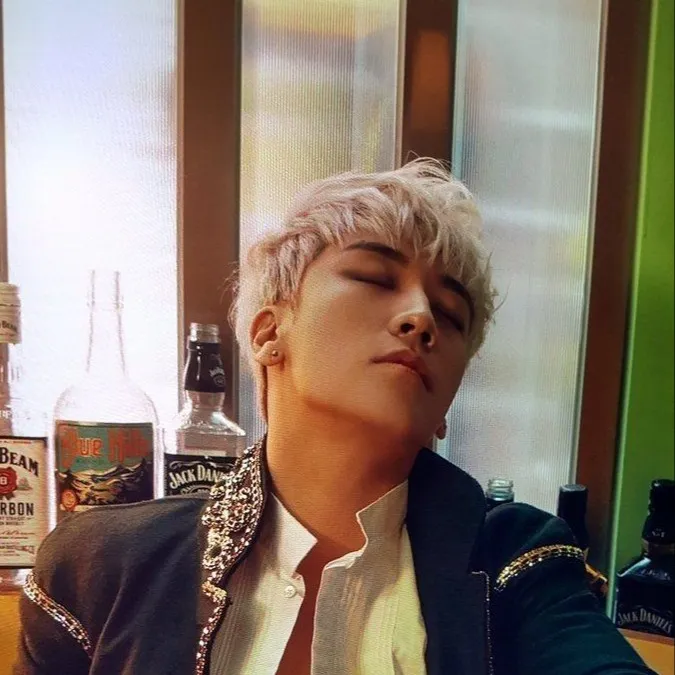 chat with ai character: Seungri