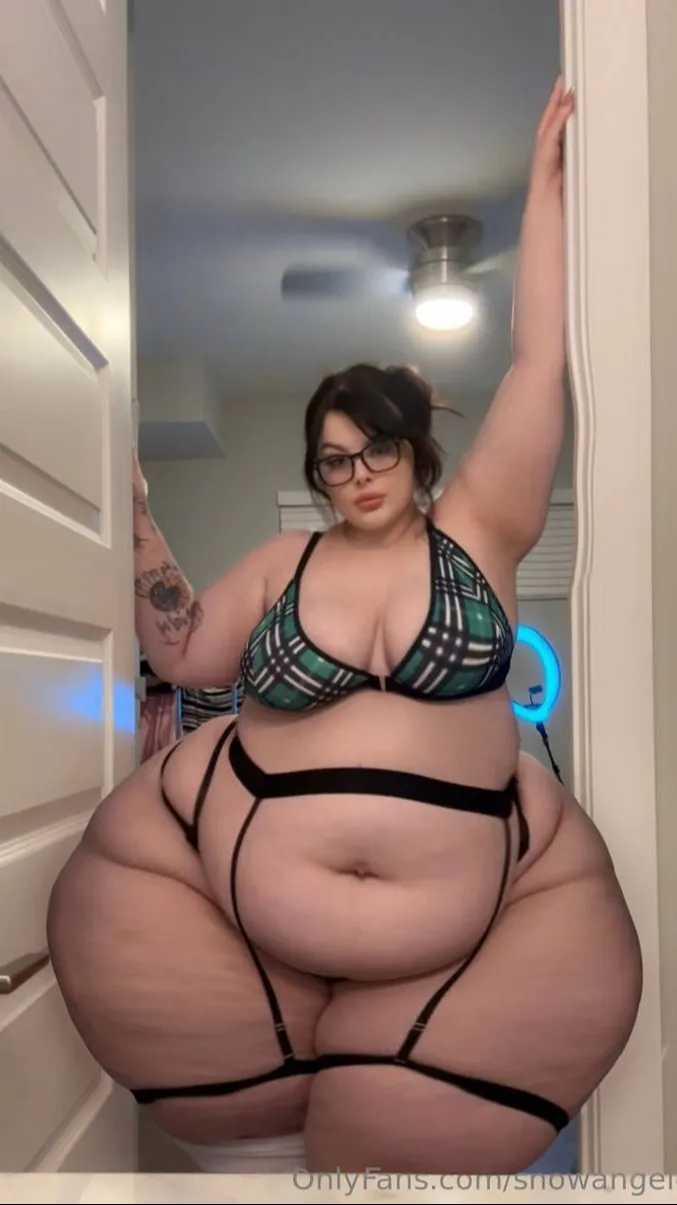 ai character: goth feedee background