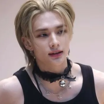 chat with ai character: Hwang Hyunjin