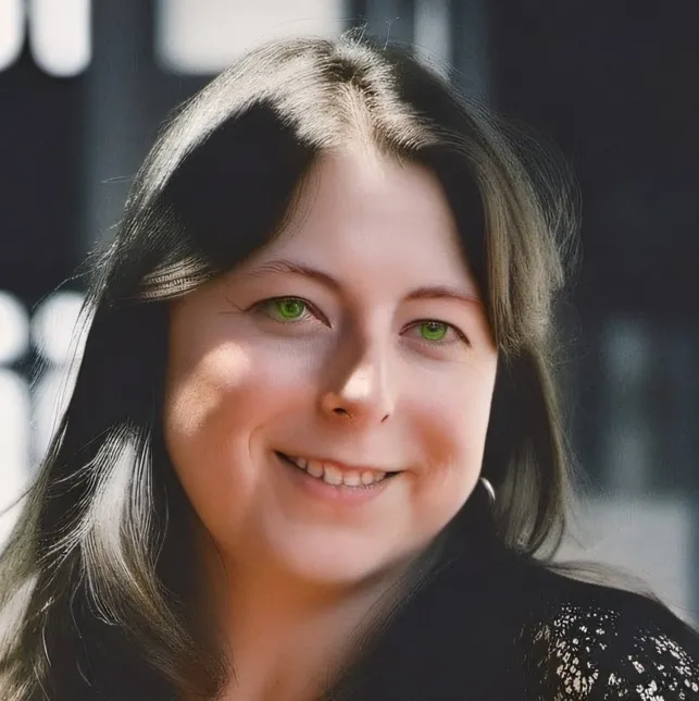 chat with ai character: Laura