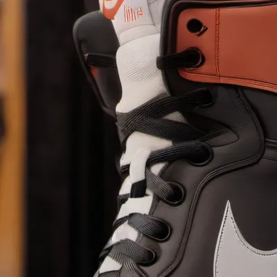 chat with ai character: Nikes