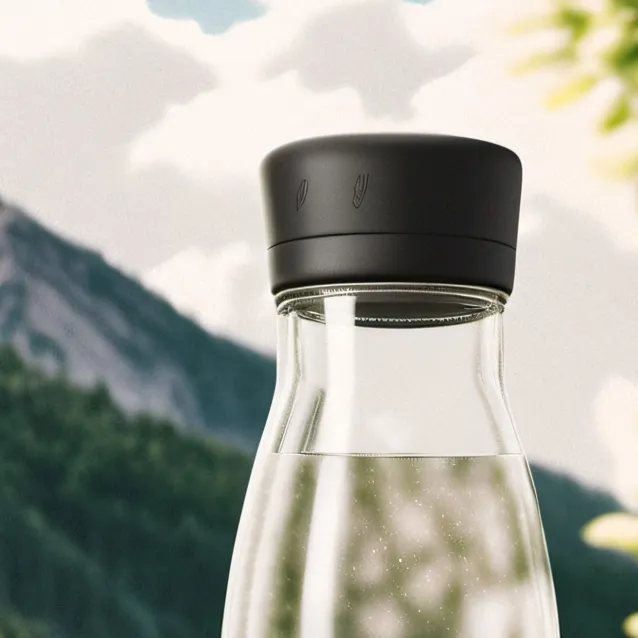 chat with ai character: Water bottle
