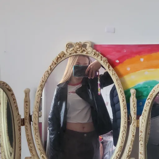 creator Bella...0's avatar