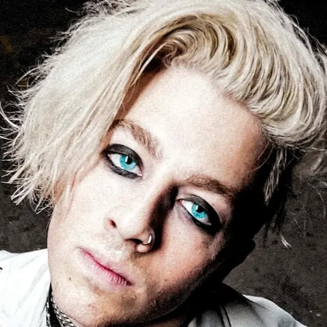 chat with ai character: Evan Thomas/Tx2