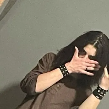 chat with ai character: Taylor