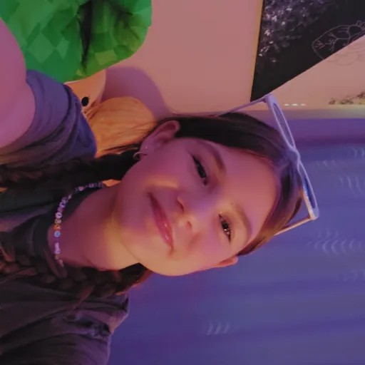 creator ellie (tv <3)'s avatar