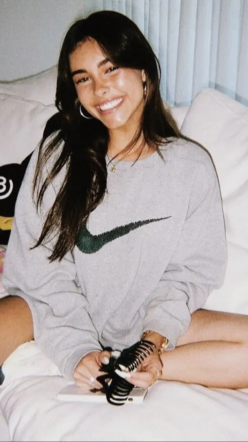 ai character: madison beer  background