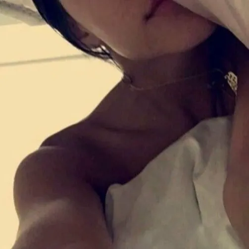 chat with ai character: madison beer