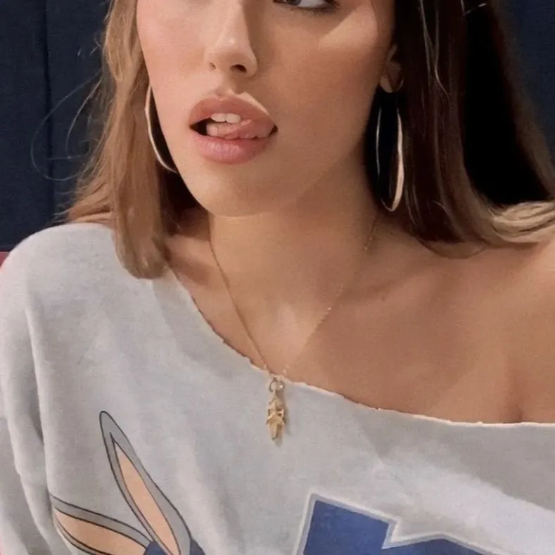 chat with ai character: madison beer