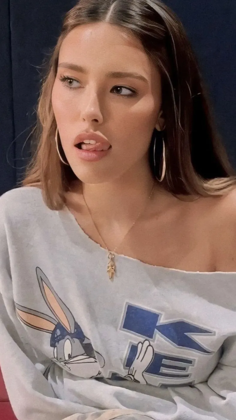 ai character: madison beer background