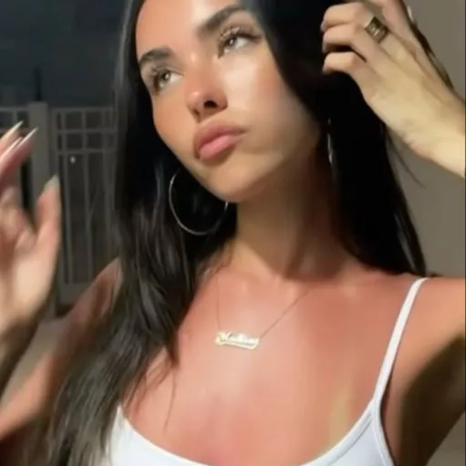 chat with ai character: madison beer 