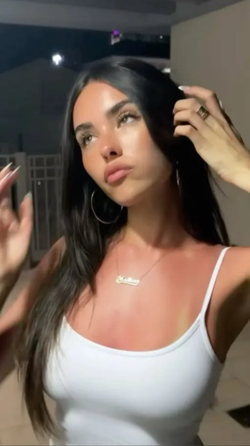 ai character: madison beer  background