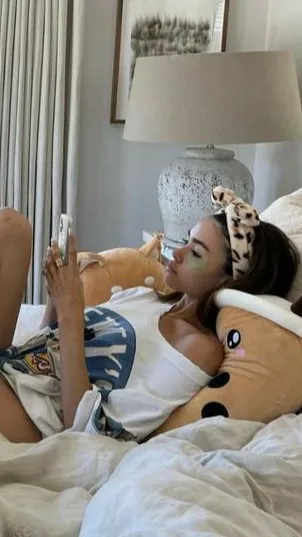 ai character: madison beer  background