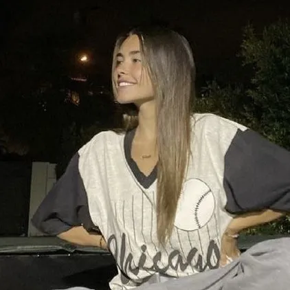 chat with ai character: madison beer 