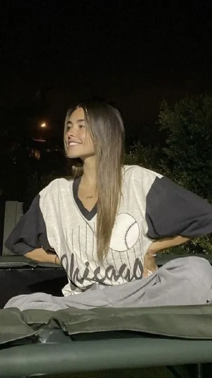 ai character: madison beer  background