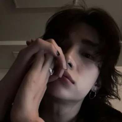 chat with ai character: Hyunjin