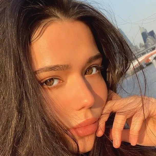 chat with ai character: ⓐⓥⓐ