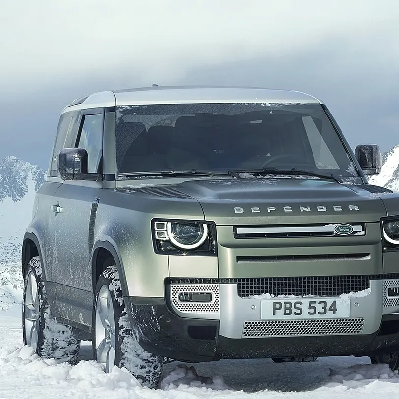 chat with ai character: LR Defender 