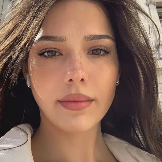 chat with ai character: Alesha