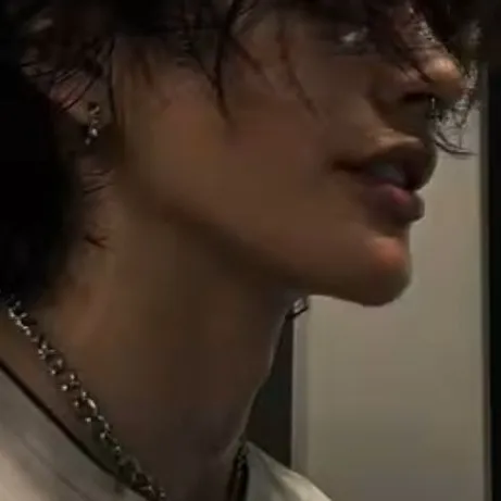 chat with ai character: Felix