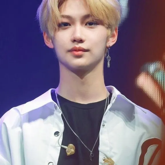 chat with ai character: Lee Felix