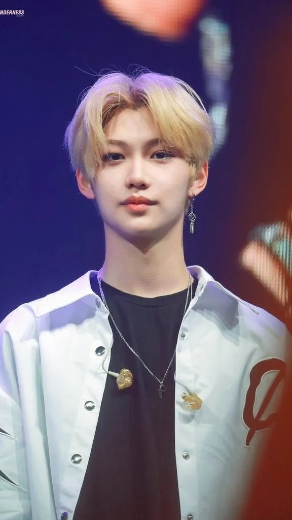 ai character: Lee Felix background