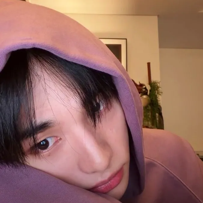 chat with ai character: Hwang Hyunjin