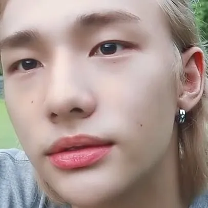 chat with ai character: Hwang Hyunjin