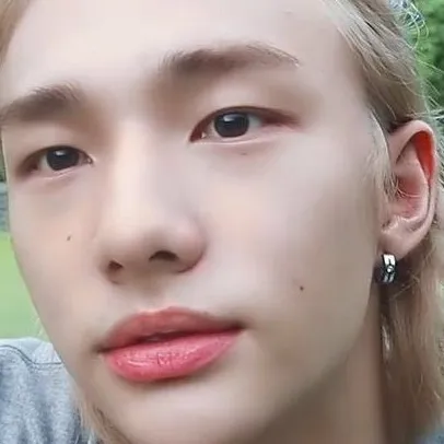 chat with ai character: Hwang Hyunjin