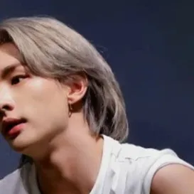 chat with ai character: Hwang Hyunjin